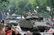 测试姻缘美国纪念陆军成立250周年阅兵仪式在华盛顿举行