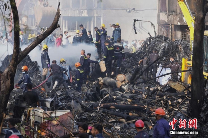 当地时间6月12日，印度航空一架客机在执飞艾哈迈达巴德至伦敦盖特威克航线时在飞行过程中坠毁，航班上共有242人。据外媒报道称，飞机坠毁在当地的一所医学院的宿舍区内。据路透社报道，现场(🥂)找到的尸(🌰)体可能包括乘客与地面的遇难者。根据现场(😹)拍摄(🆗)的照片和视频显示，飞机残骸散落在建筑物周围，机身卡在了(🚚)建筑物顶部。图为搜救队在飞机坠毁现场进行救援。图/视觉中国